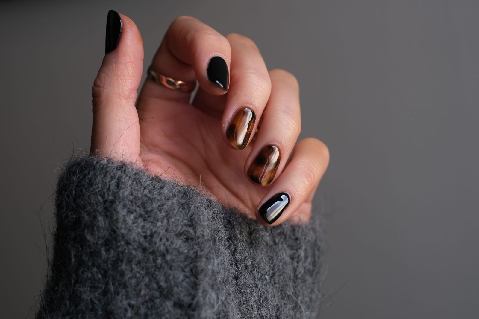 What's The Difference Between Dip Nails And Acrylics?